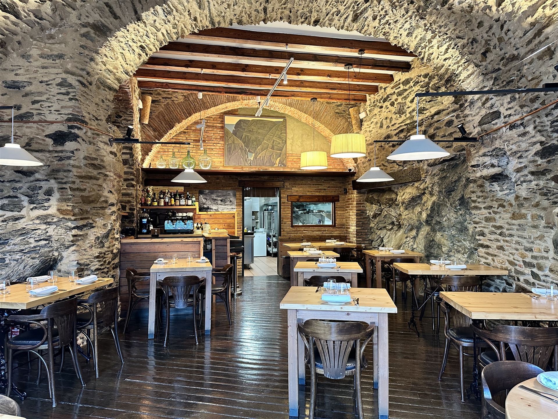 Interior del restaurante Vincle Cadaqués — bóvedas de piedra del siglo XIV
